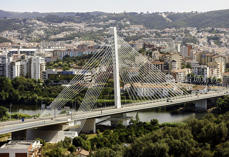 Vallei van rivier Mondego en Brug van De Regenha Santa Isabel van Ponte Rainha bij Coimbra，葡萄牙